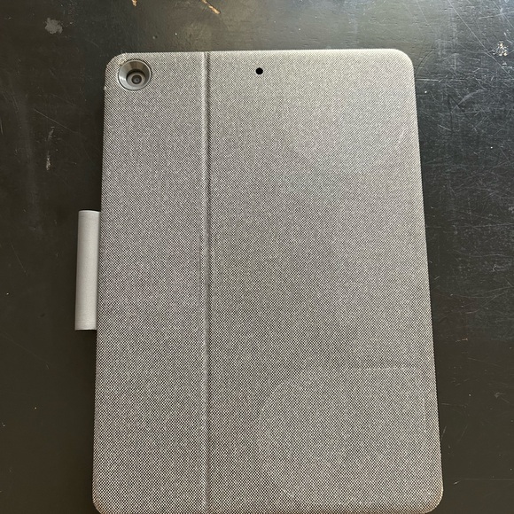 7th Gen iPad Bundle with keyboard and pencil - Picture 10 of 10